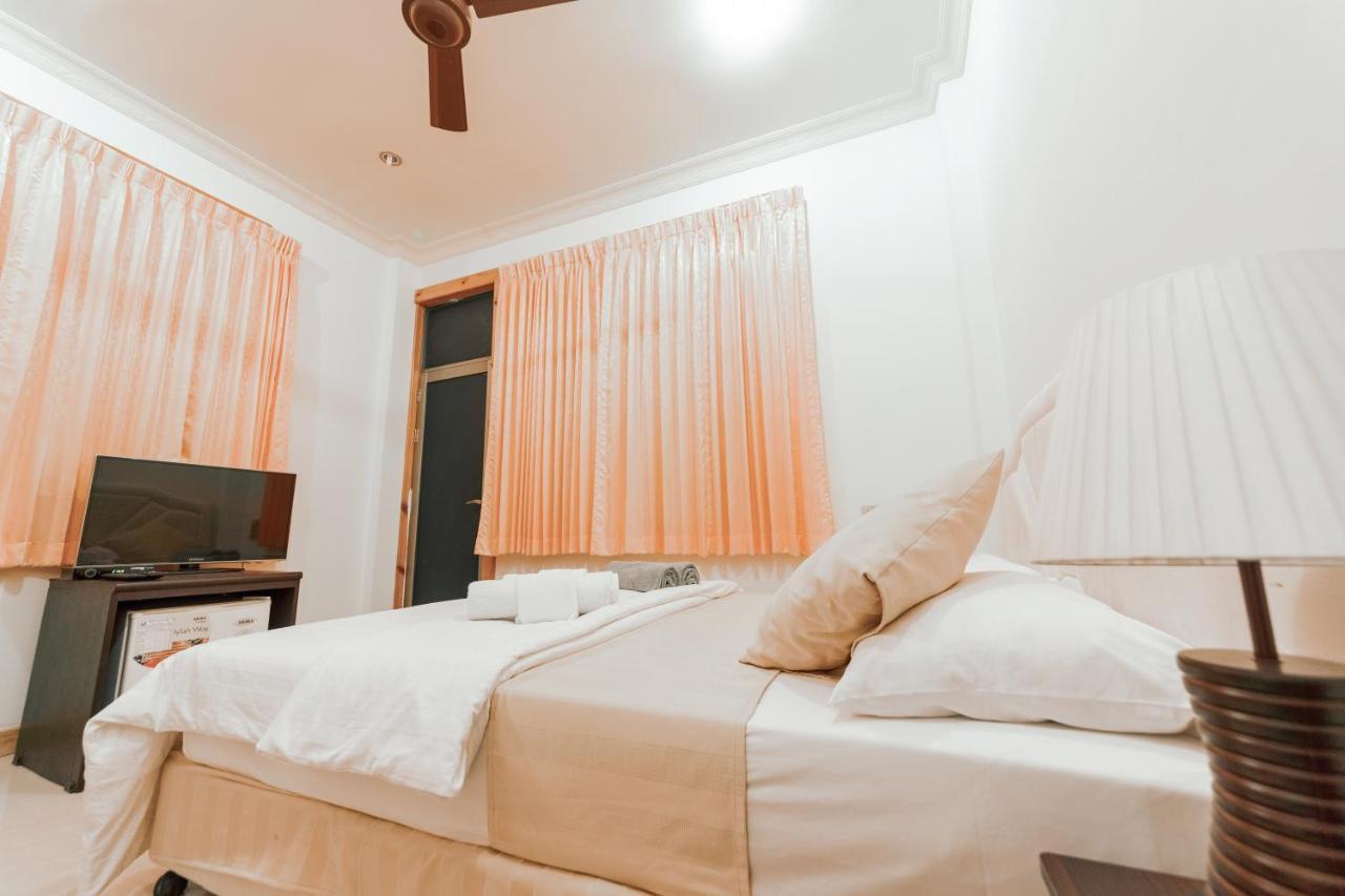 Holiday Mathiveri Inn Bagian luar foto