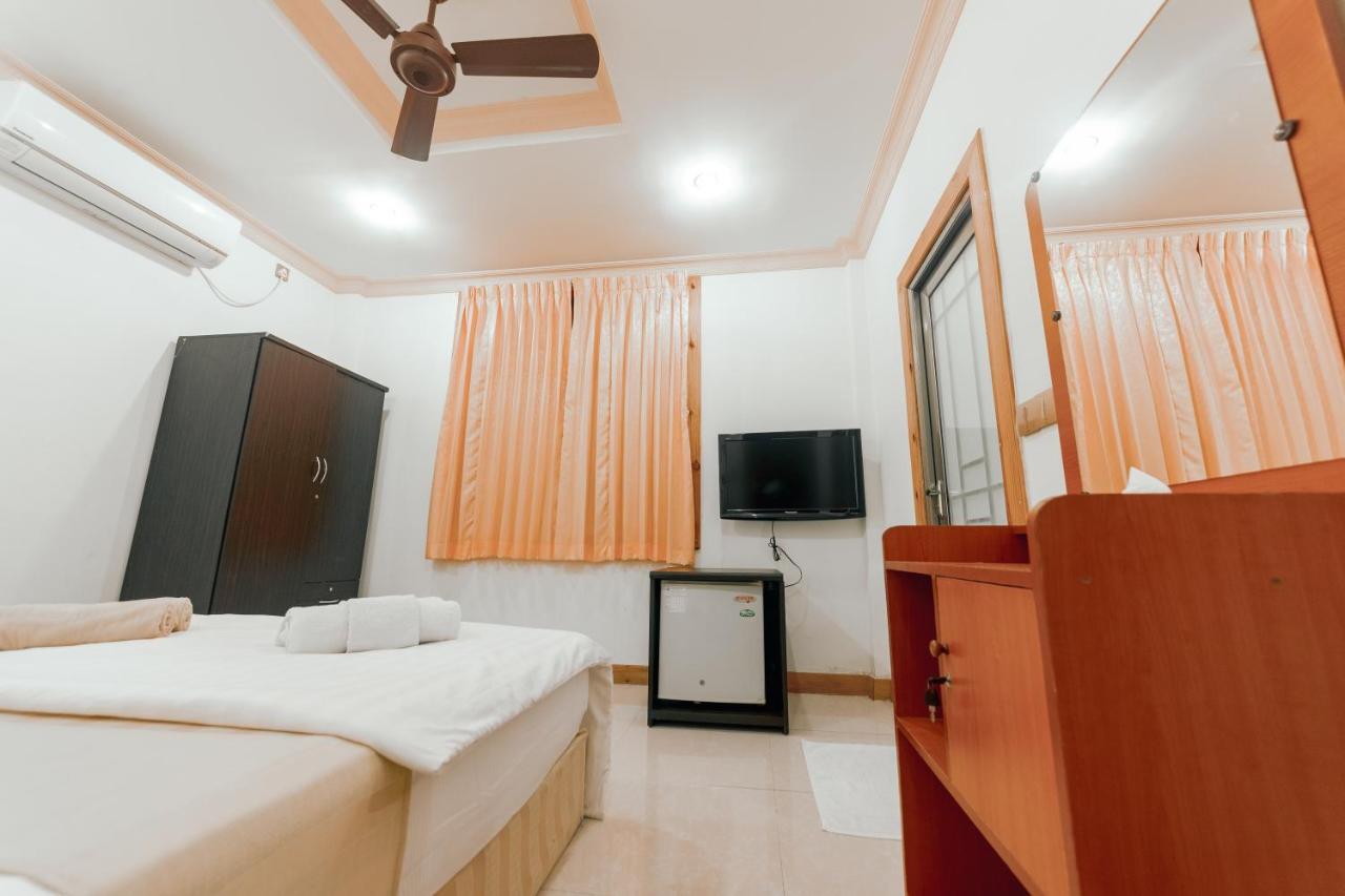 Holiday Mathiveri Inn Bagian luar foto